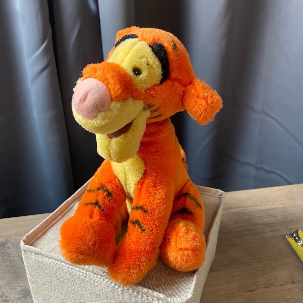 Walt‎ Disney World Vintage Sitting Tigger Plush Stuffed Animal Toy 8 inch